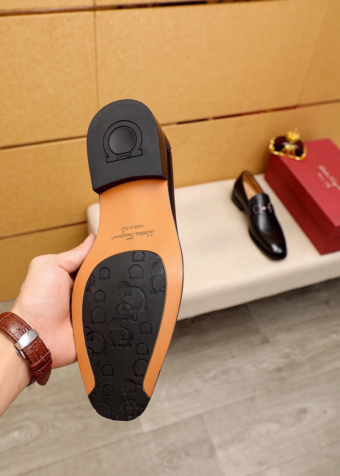 Men's shoes 💰460 💐 Product trademark: Ferragamo "Ferragamo" casual leather shoes Regular size: 38-44 (custom-made at 45.46.47🉑️) Product materials: Selected imported first-layer calfskin upper + original hardware buckle, imported water-dyed cow leather lining. Strong three-dimensional visual effect, combined outsole Color: 2⃣️colors available